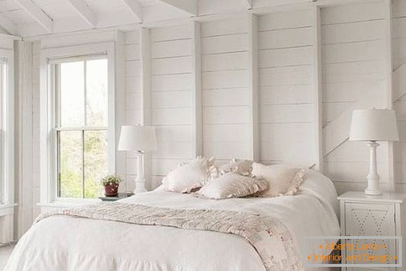 Сільська біла спальня в інтер'єрі фото