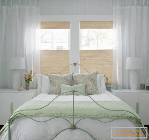 Сільський дизайн білої спальні - фото з зеленими акцентами