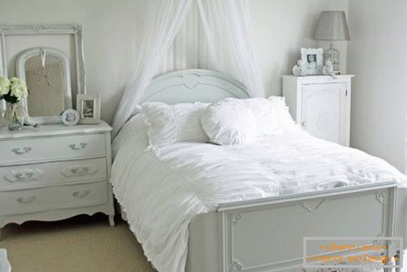 Романтична спальня з білою ліжком і декором