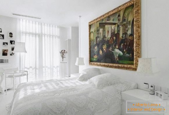 Сліпучо-біла спальня в змішаному стилі