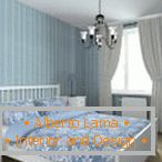 Блакитна спальня з білими шторами