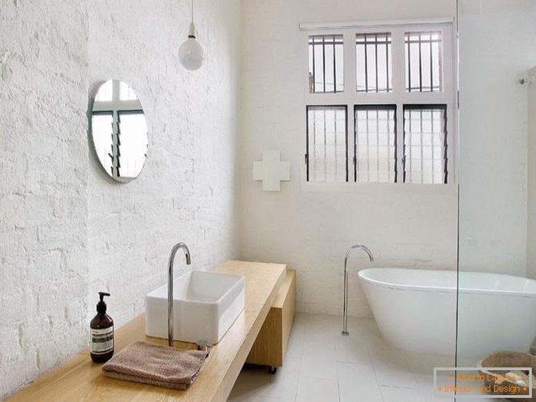 Білі стіни у ванній
