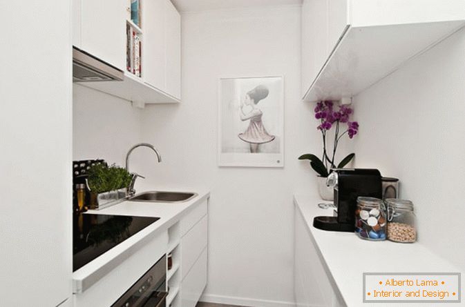 Кухня квартири-студії в білому кольорі