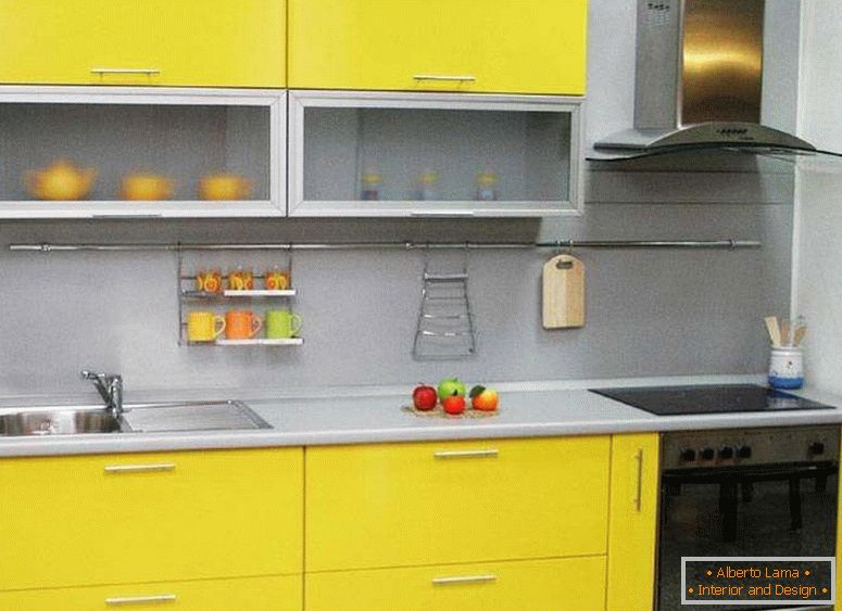 Сучасний кухонний гарнітур з вбудованою технікою