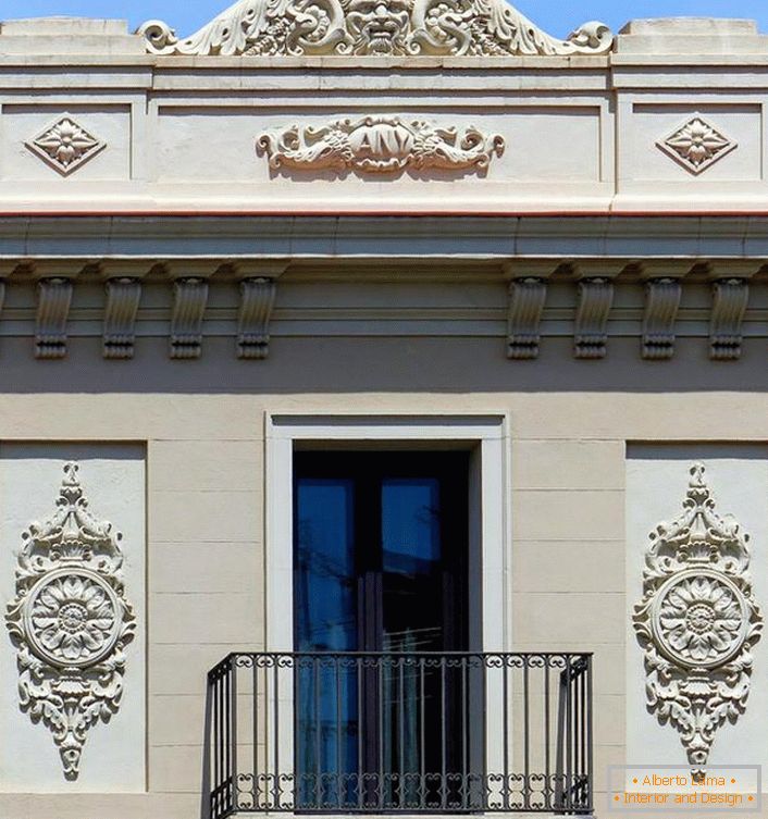 Архітектурні елементи у вигляді ліпнини з гіпсу прикрашають фасад будинку в стилі ампір. Химерні, хитромудрі візерунки роблять екстер'єр незвичайним.