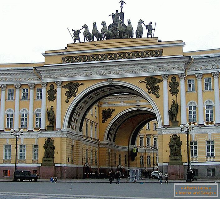 Грандіозні архітектурні творіння в стилі російський ампір трепетно ​​зберігаються з року в рік.