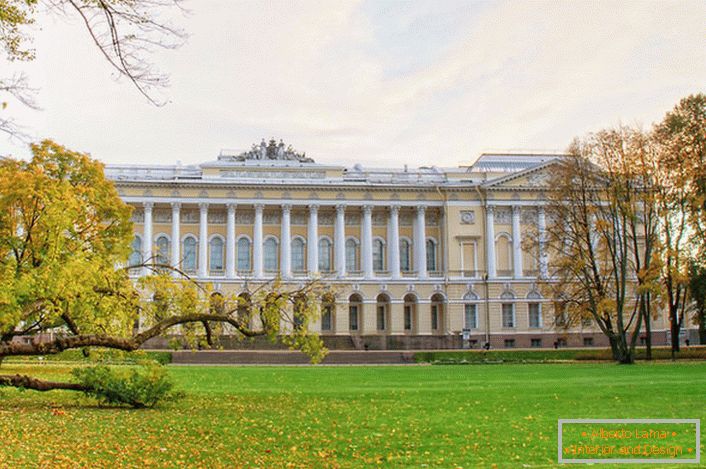 Розкішний Михайлівський палац в стилі ампір в Санкт-Петербурзі.