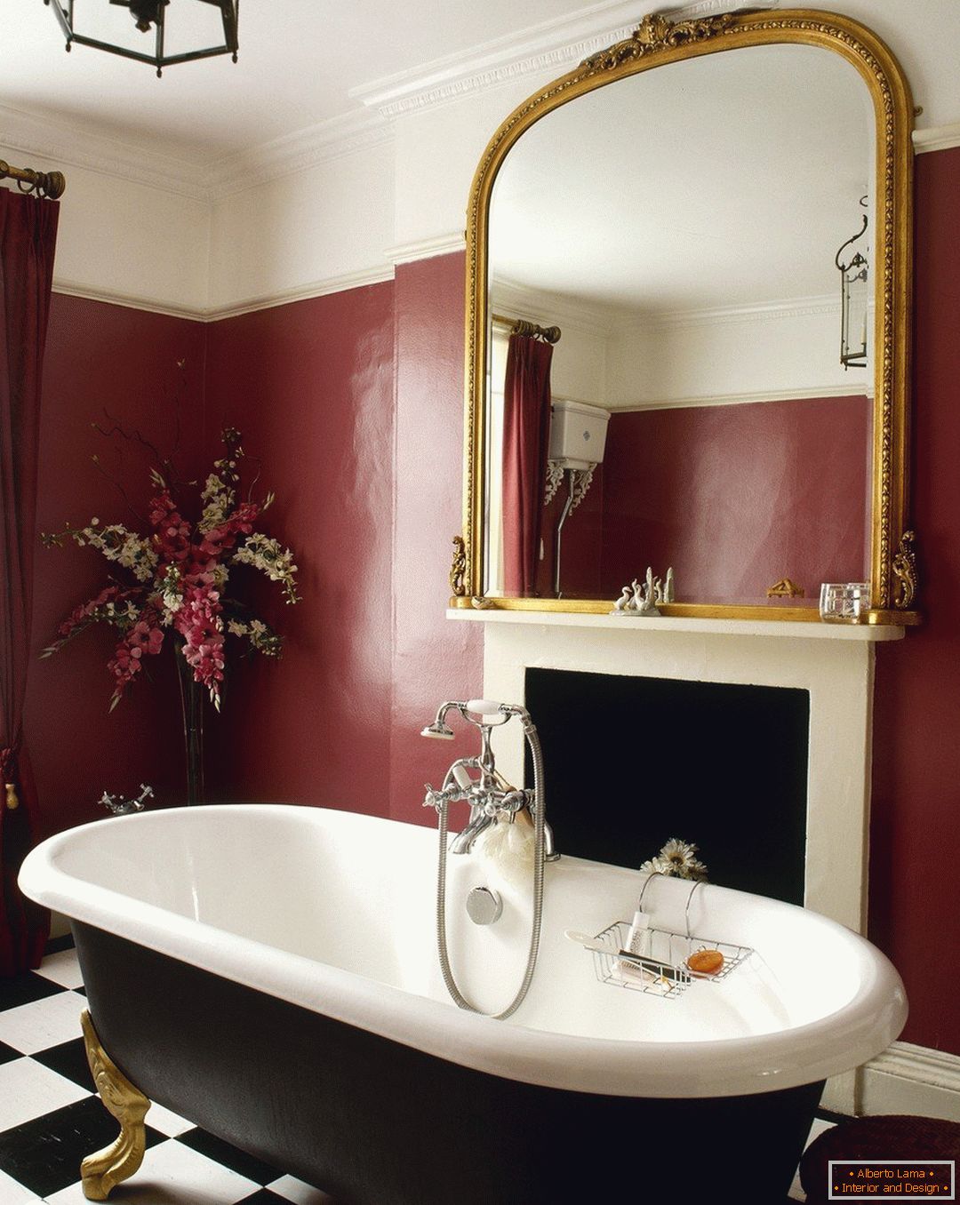 Стіна бордового кольору у ванній
