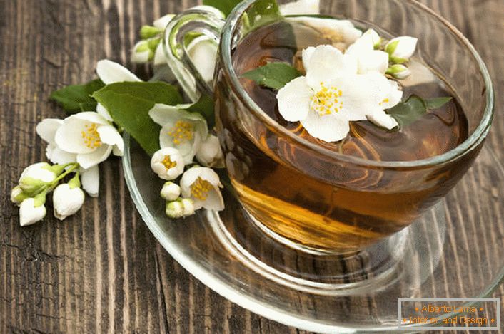 Історія популярності чаю чаю з жасмином пов'язана з китайськими лікарями, які стверджували, що жасмин має властивості афродізіака, допомагаючи жінкам стати бажаними. 