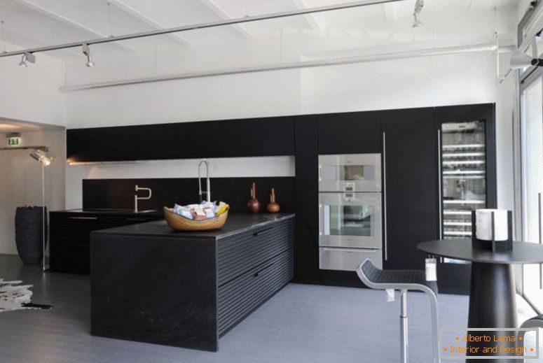 чорно-забарвлений-дерев'яний-кухонний-кабінет-чорний-забарвлений-дерев'яний-кухонний-острів-чорний-забарвлений-дерев'яний дисплей-кабінет світло-сірий-забарвлений з дерев'яною підлогою алюмінієві рами-розсувні двері