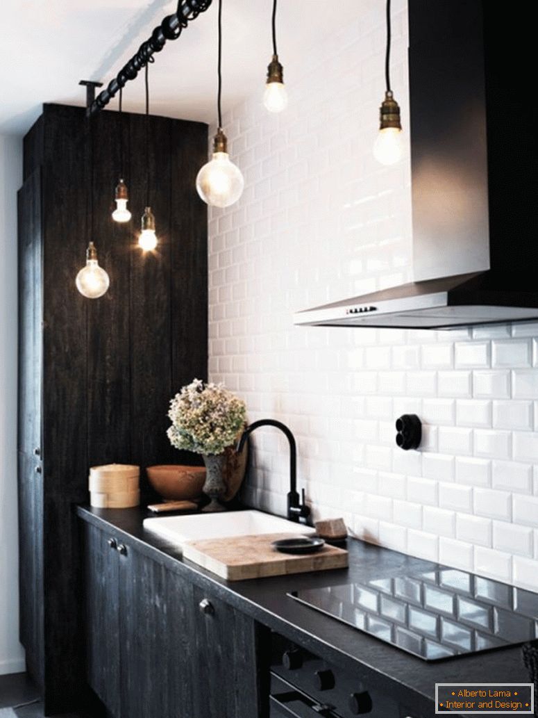 чорні кухонні шафи-і-метро-плитки
