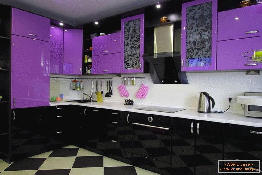 Чорно-фіолетова глянсова кухня