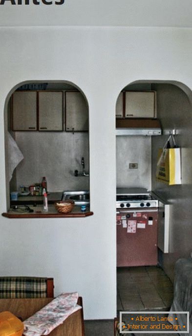 Кухня до ремонту відокремлена від вітальні аркою