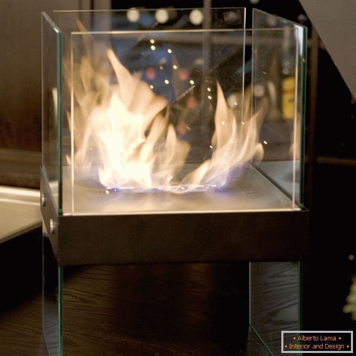 Популярні каміни акваріуми заломлює світло від вогню підсилюють гру відблисків. 