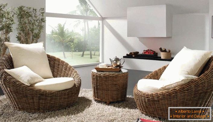 Плетені об'ємні крісла з білими м'якими подушками в комплекті з килимом з високим ворсом стануть кращою прикрасою кімнати для гостей в еко стилі.