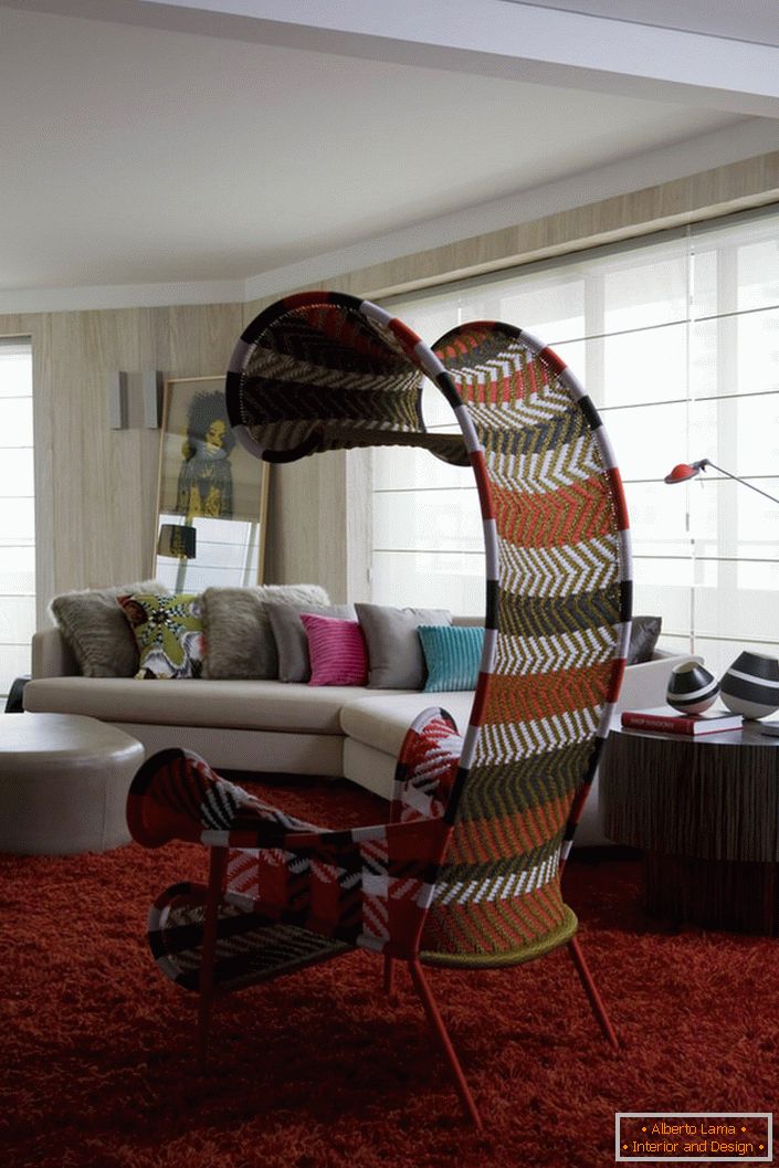Дизайнерська модель меблів для вітальні в еко стилі - крісло з текстилю з навісом.