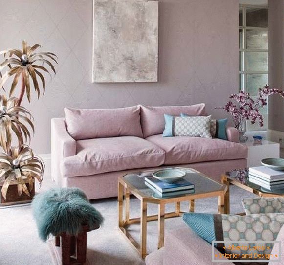 Дизайн вітальні в світлих рожевих і блакитних тонах