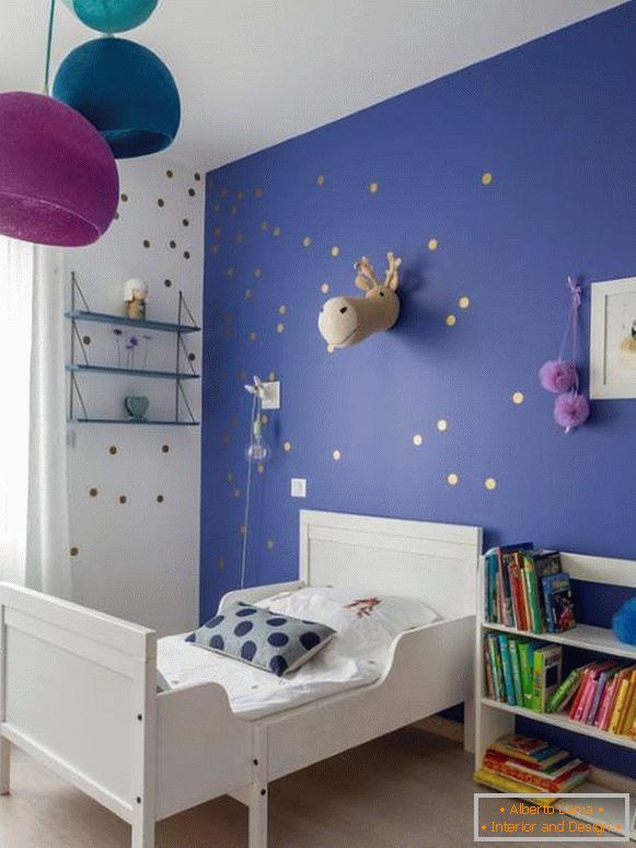 Синій колір стін в дитячій кімнаті з бузковим декором