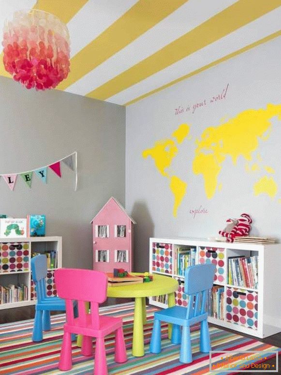 Поєднання яскравих кольорів в дитячій кімнаті