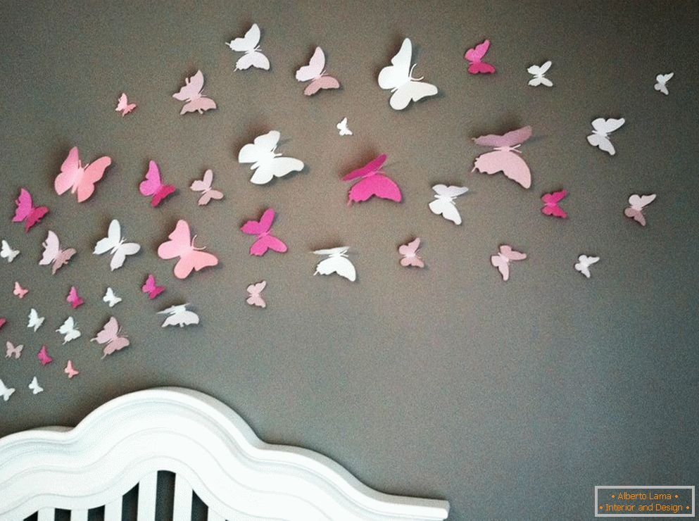 Метелики з паперу на стіні