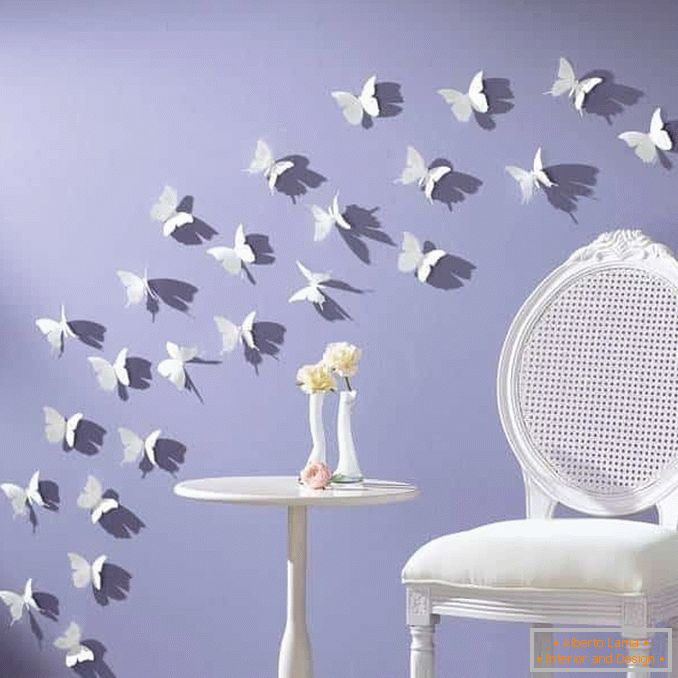 Білі метелики на стіні