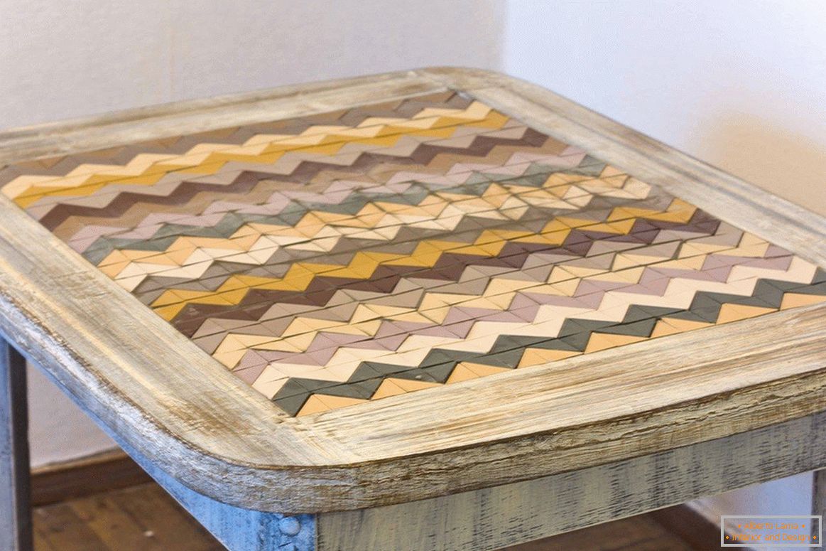 Зістарений стіл з мозаїкою