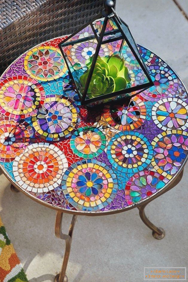 Декор столу кольоровими скельцями
