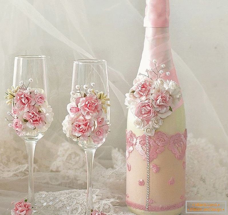 Декор з трояндочками весільних бокалів