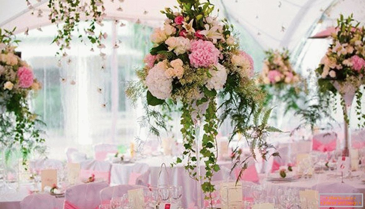Прикраса весільного залу живими квітами