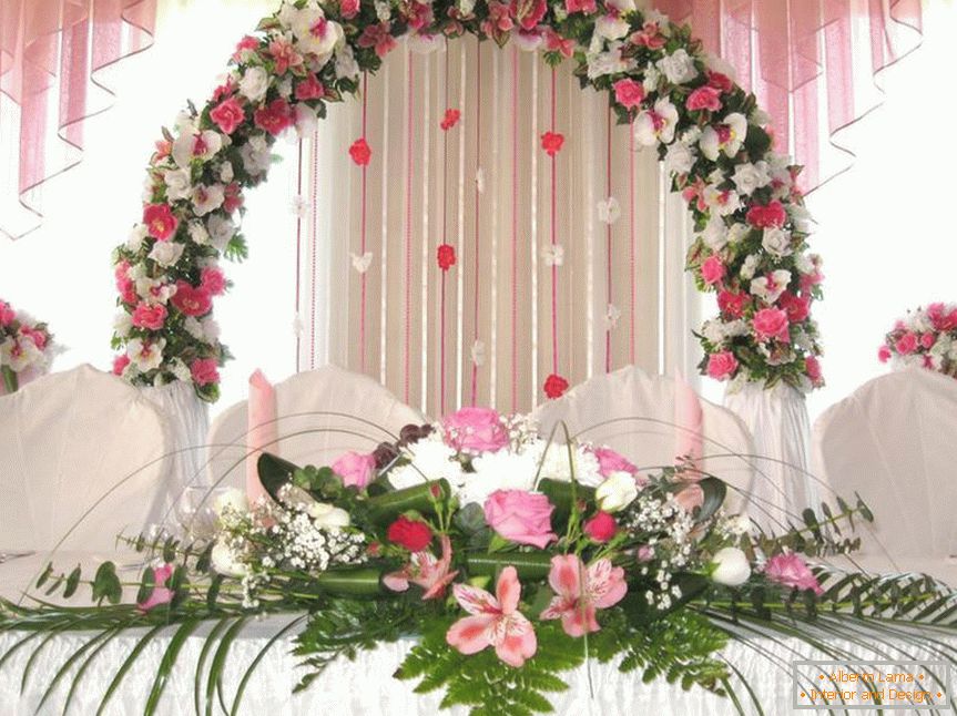 Весільна арка з квітів