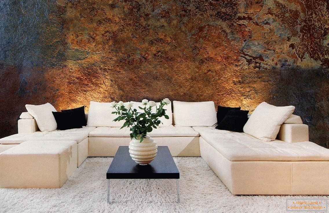 Білий диван і стіна під камінь