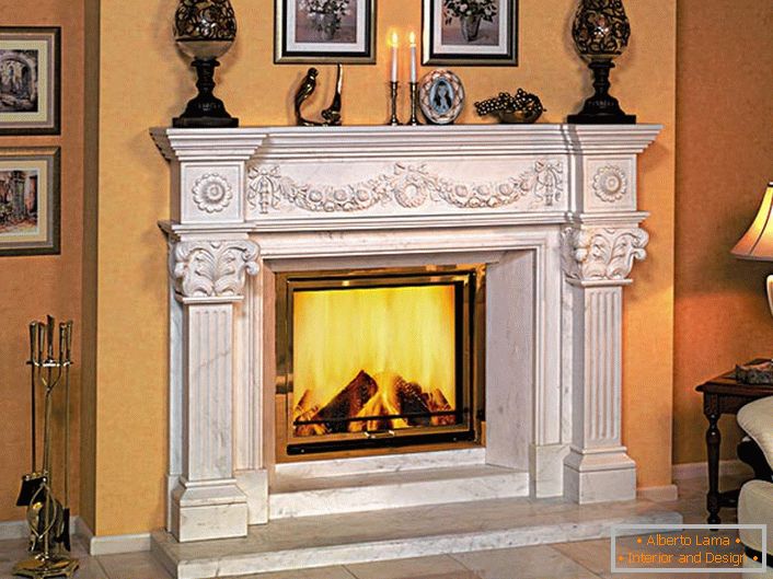 Газовий камін оформлений в інтер'єр стилю модерн створює враження вогню від дерев'яних полін. 