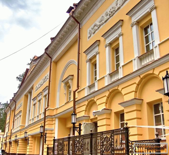 Білосніжна фасадна ліпнина використана для оформлення будівлі державного значення.