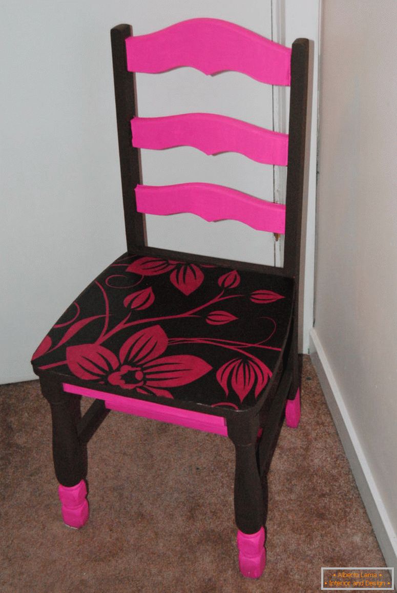 Рожево-коричнево-фарбоване декупажне крісло