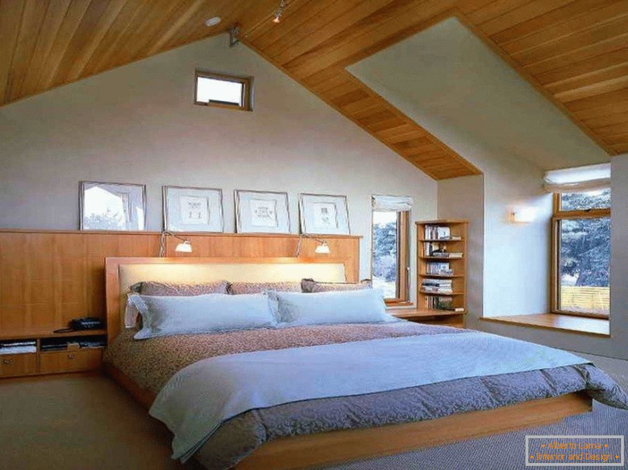 Спальня з дерев'яною стелею