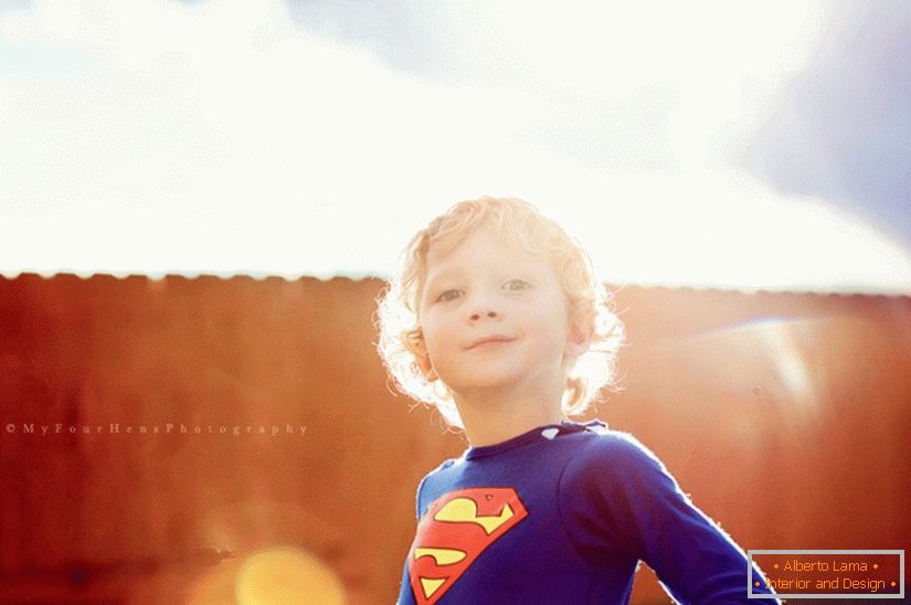 Хлопчик в костюмі супермена