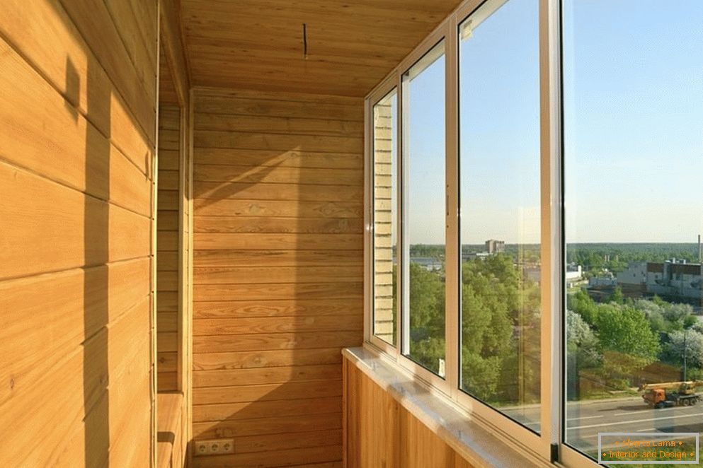 Красивий інтер'єр балкона из дерева