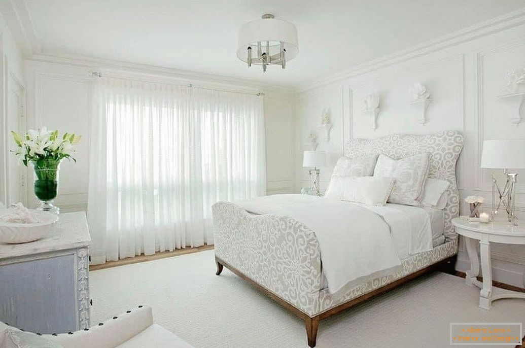 Дизайн білої спальні в класичному стилі