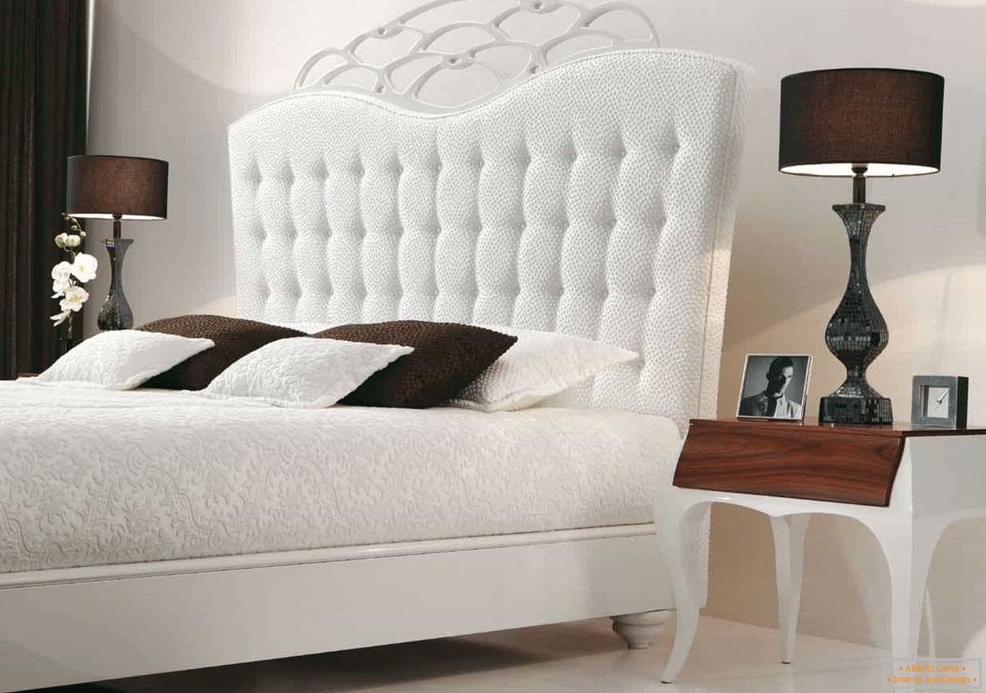 Біла ліжко в класичному стилі