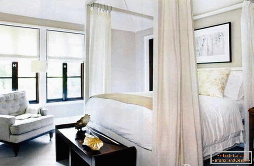 Класична біла спальня з ліжком з балдахіном