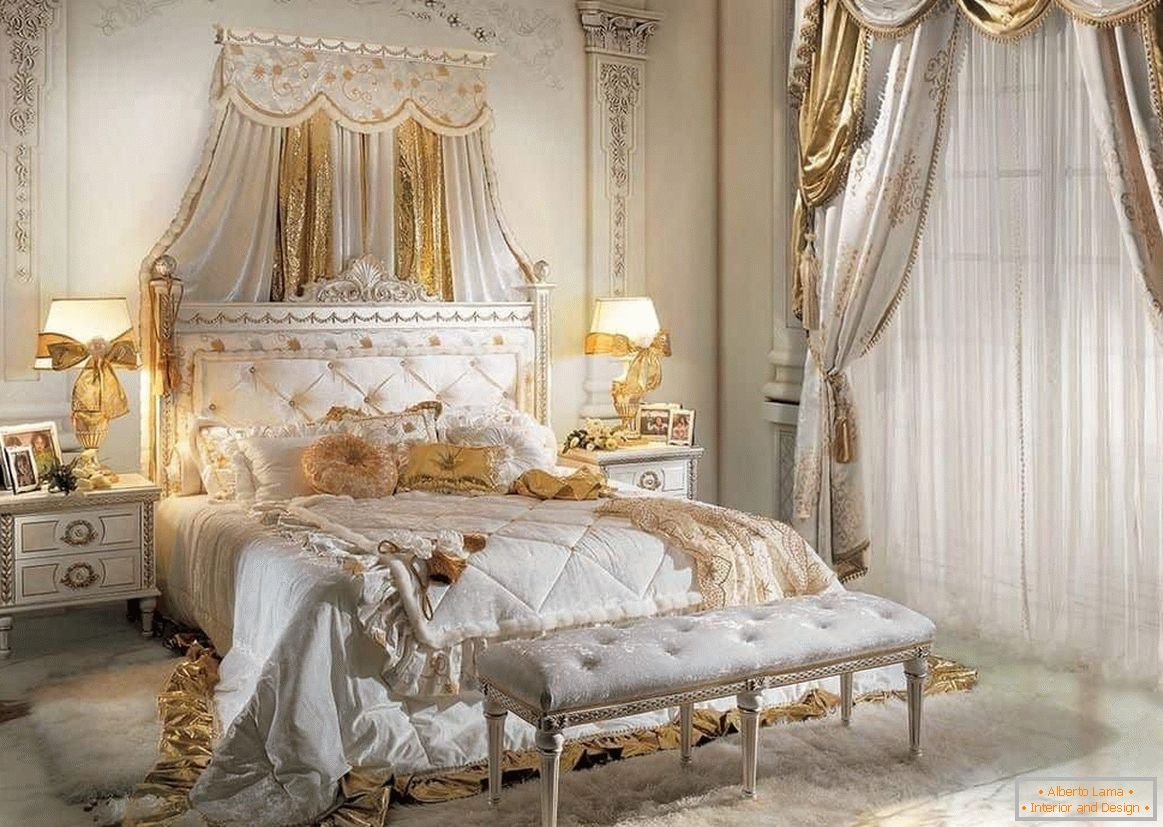 Ліжко в класичній білій спальні і стіною ліпниною