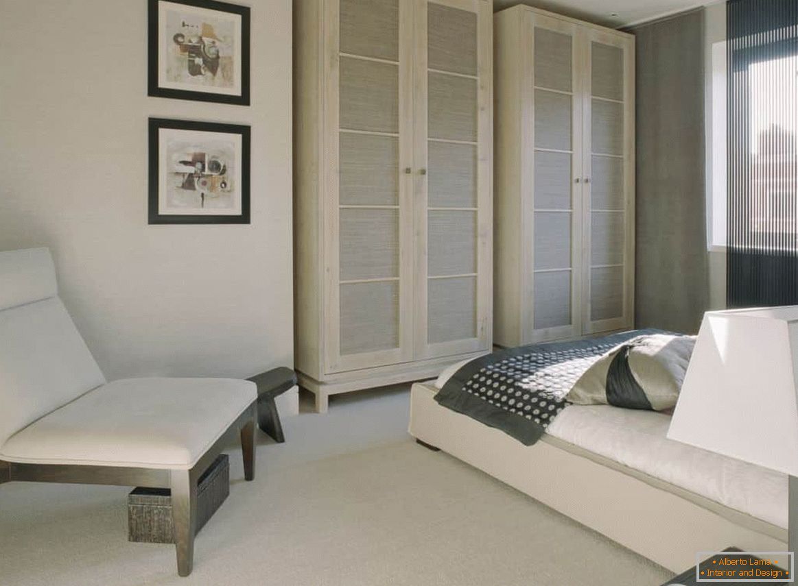 Класична біла спальня з зручними шафами