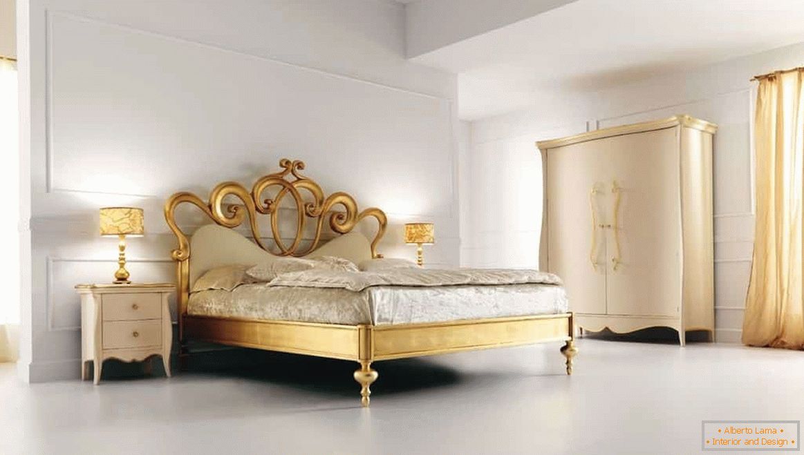 Простора біла спальня в класичному дизайні