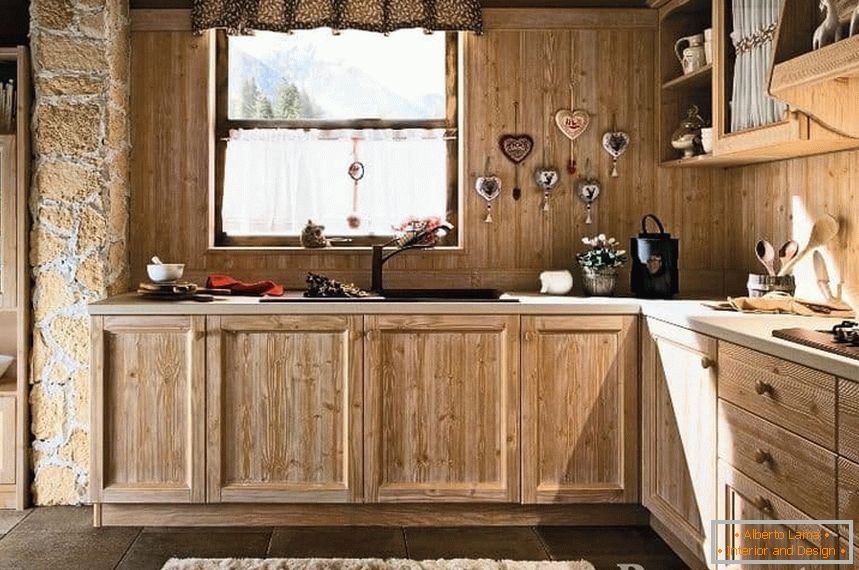 Кухня в еко стилі з дерев'яним фартухом