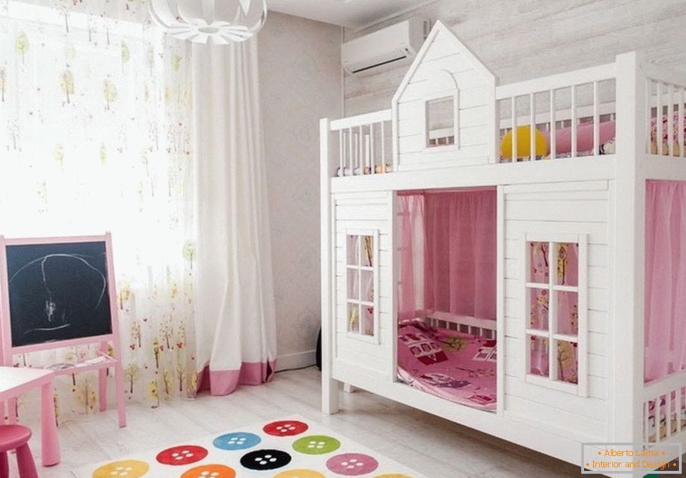 Ліжко будиночок в кімнаті для дівчаток