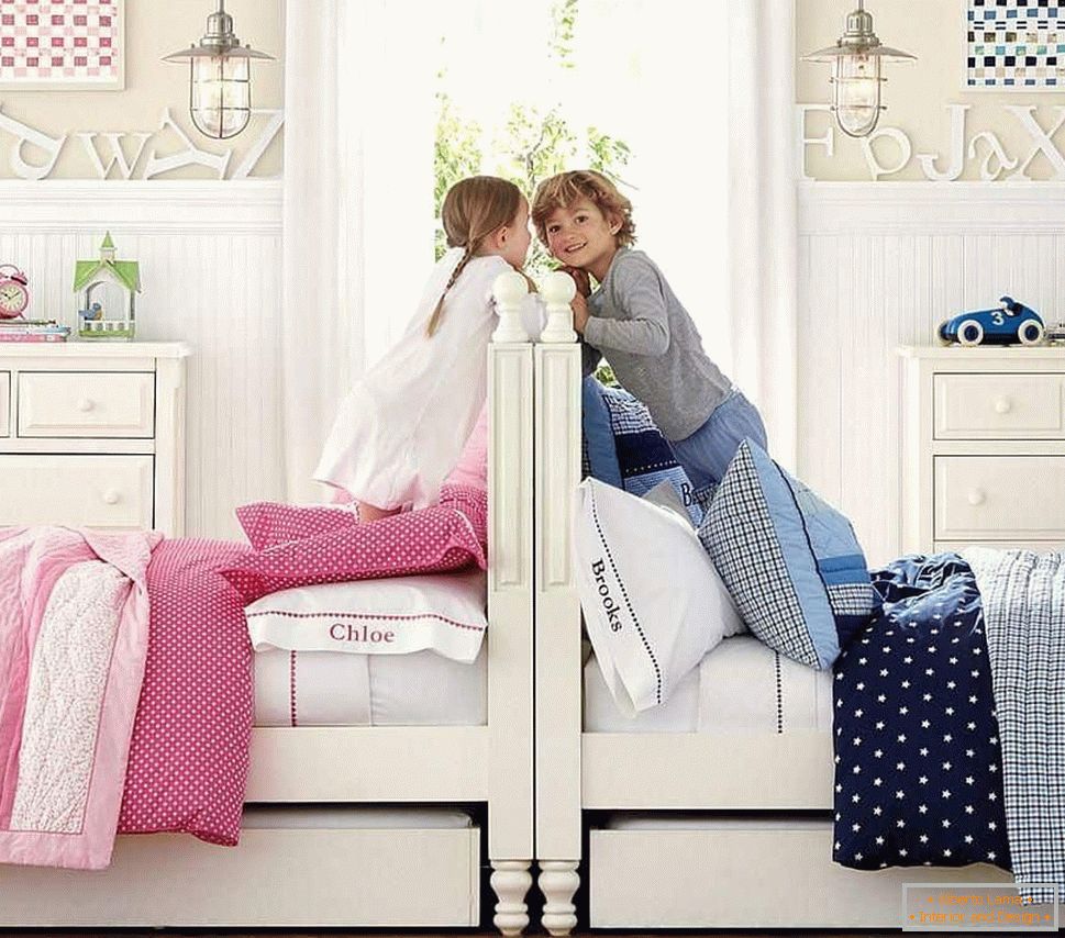 Загальна узголів'я ліжка в дитячій для двох різностатевих дітей