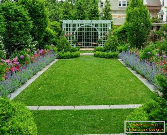 Дизайн проект двору приватного будинку в селі - квіти в саду