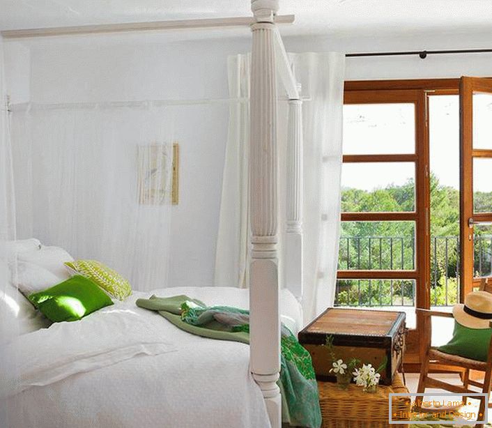 Напівпрозорий балдахін з невагомою натуральної тканини стає вишуканою прикрасою спальні в середземноморському стилі. 