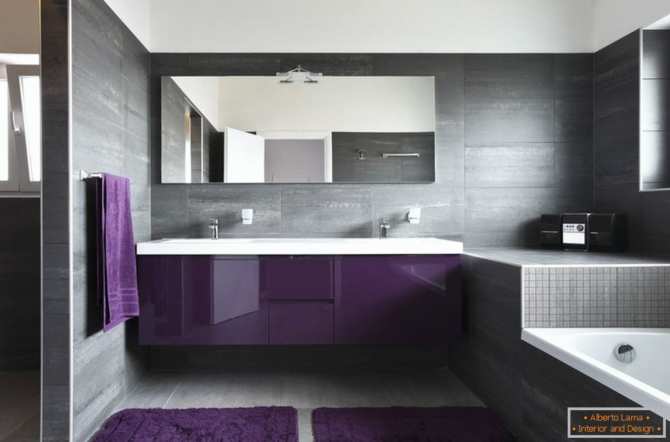 Поєднання коричневого з фіолетовим в декор ванній