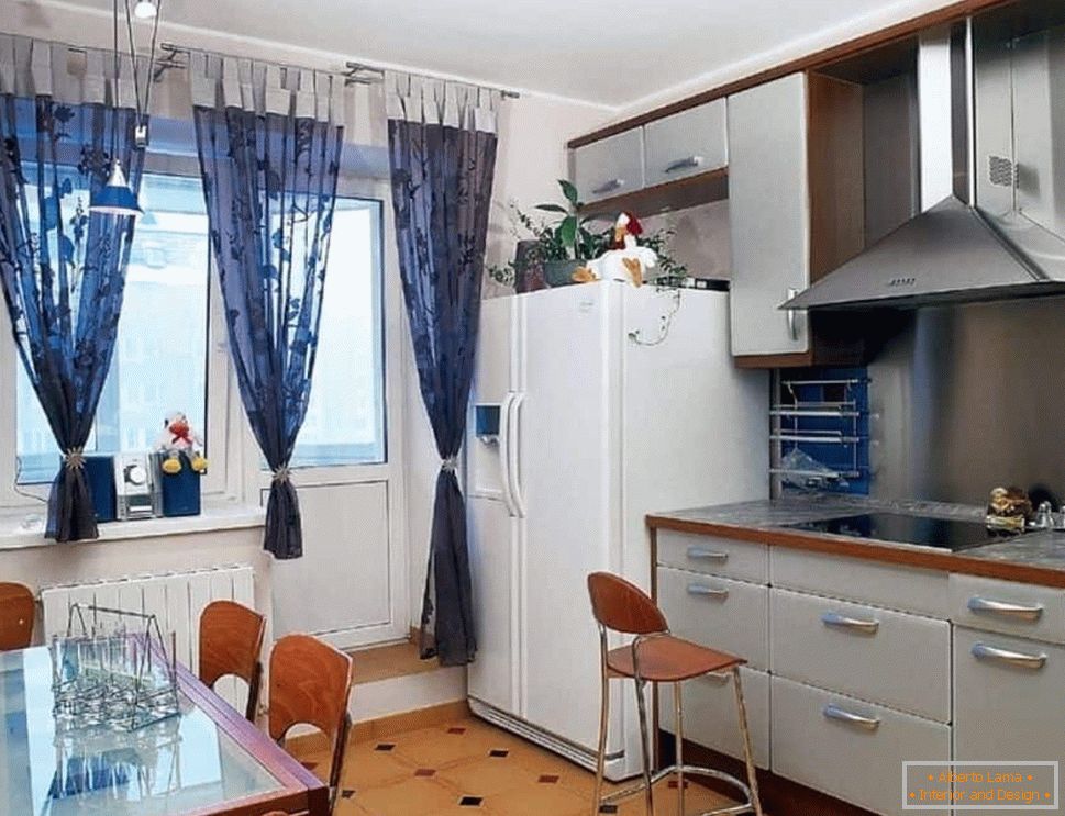 Кухня з двох дверним холодильником